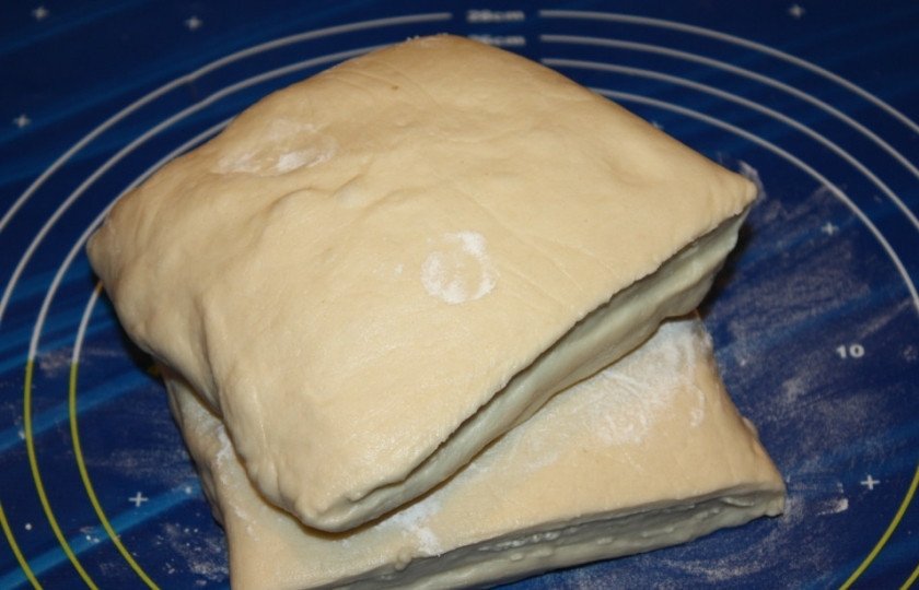 1. Этап. Тесто на круассаны: Вот так выглядит готовое тесто для круассанов в разрезе. Можете приступать к выпечке! Приятного аппетита!