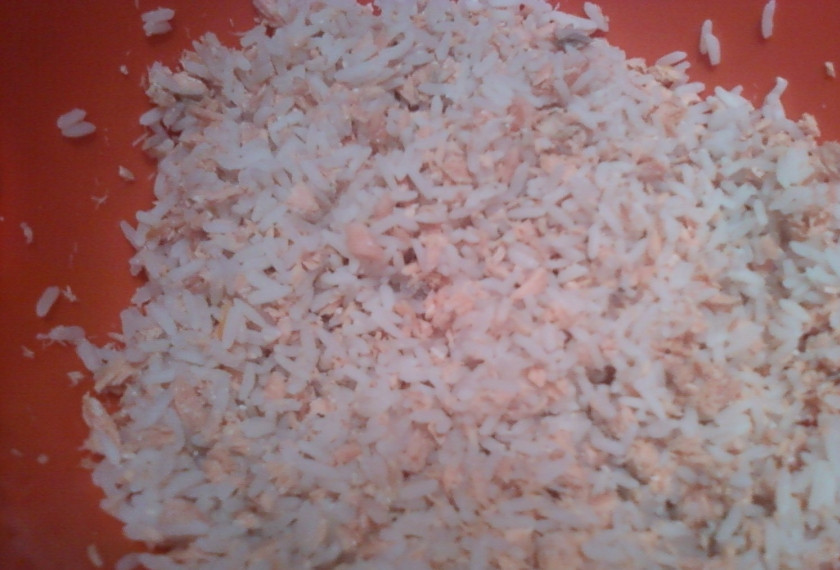 1. Этап. Салат рыбный с рисом: 2. Рис отварим, добавим к рыбе.