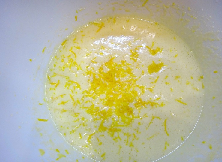 1. Этап. Тарталетки с фруктами в желе: Перемешайте, натрите немного цедры лимона.