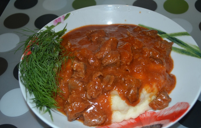 1. Этап. Говядина, тушеная в мультиварке Поларис: Подаем на стол с гарниром и зеленью. Приятного аппетита!