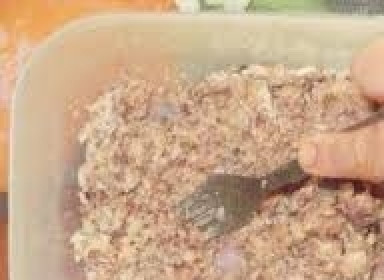 1. Этап. Котлеты из консервов с рисом: 3. Берем банку консервов, сливаем жидкость. Консервированную рыбу выкладываем в посуду и разминаем вилкой.