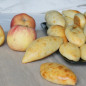 Творожные пирожки с яблоками и изюмом