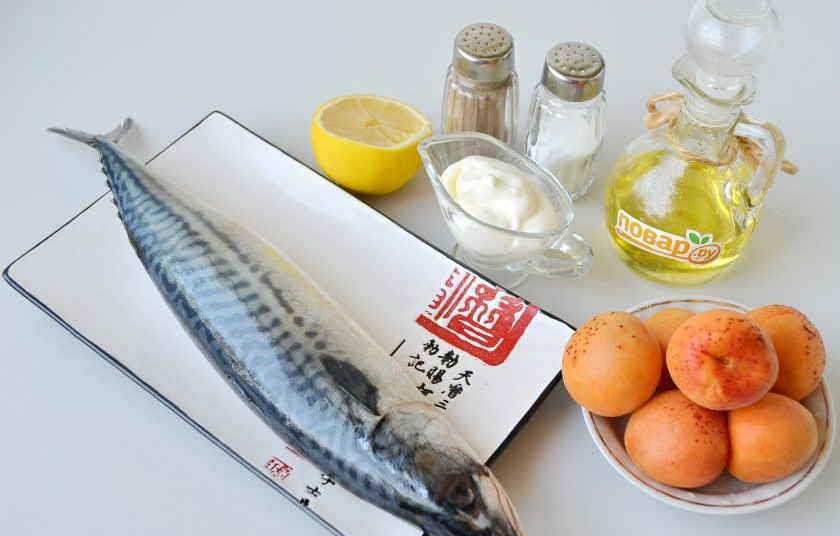 1. Этап. Скумбрия с абрикосами: 1. Подготовьте продукты, приступим. Рыбу заранее разморозьте при комнатной температуре, абрикосы порежьте половинками и удалите косточки.