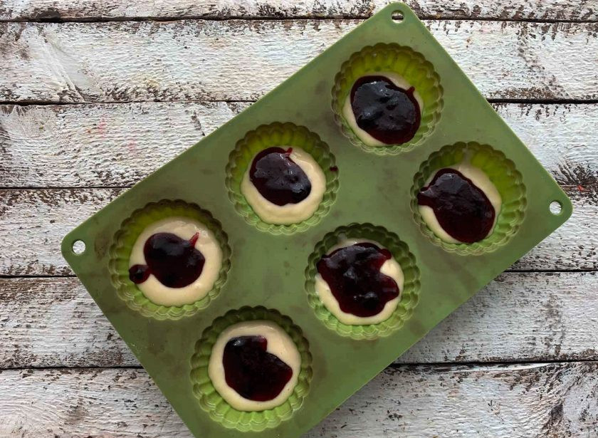 1. Этап. Кексы с повидлом: Чайной ложкой выложите повидло.