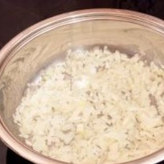 1. Этап. Постная солянка: Лук обжариваем на растительном масле.