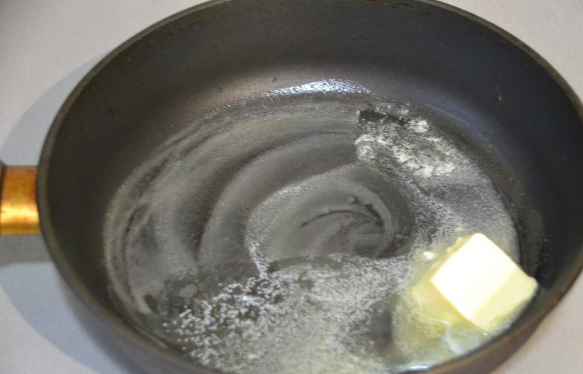 1. Этап. Яблочный пирог Вуаль невесты: Разогрейте сковороду, добавьте 30 грамм сливочного масла, выложите яблоки, тушите 5 минут до мягкости.