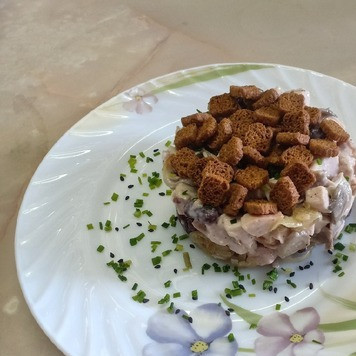 1. Этап. Салат с фасолью, грибами и курицей: Сухариками посыпать при подаче на стол. Приятного аппетита!