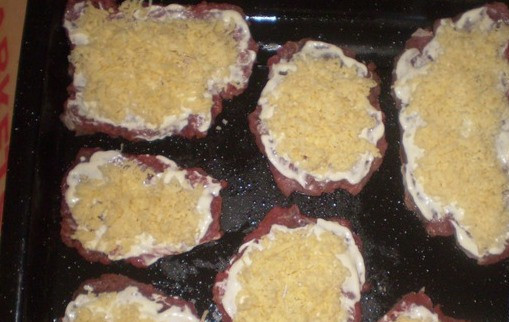 1. Этап. Говядина в майонезе: Разогреваем духовку до 200 градусов и отправляем запекаться мясо до образования корочки.затем сбавляем до 120 градусов и запекаем еще несколько минут.