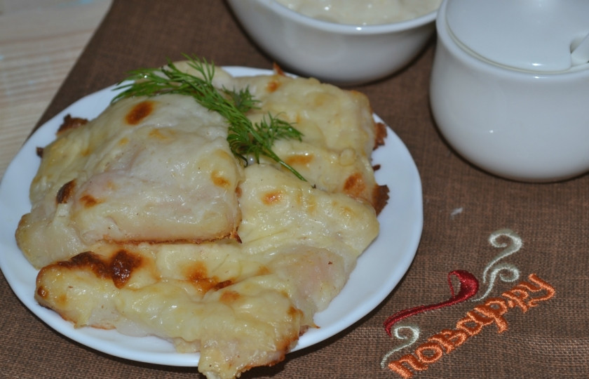 1. Этап. Рыба, запеченная под молочным соусом: Филе пангасиуса под молочным соусом готово, подавайте его с картофельным пюре или кашей. Приятного аппетита!