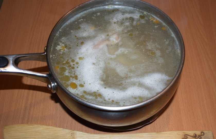 1. Этап. Бульон из домашней курицы: Образовавшуюся пенку нужно снять. Варим на маленьком огне около 20 минут.