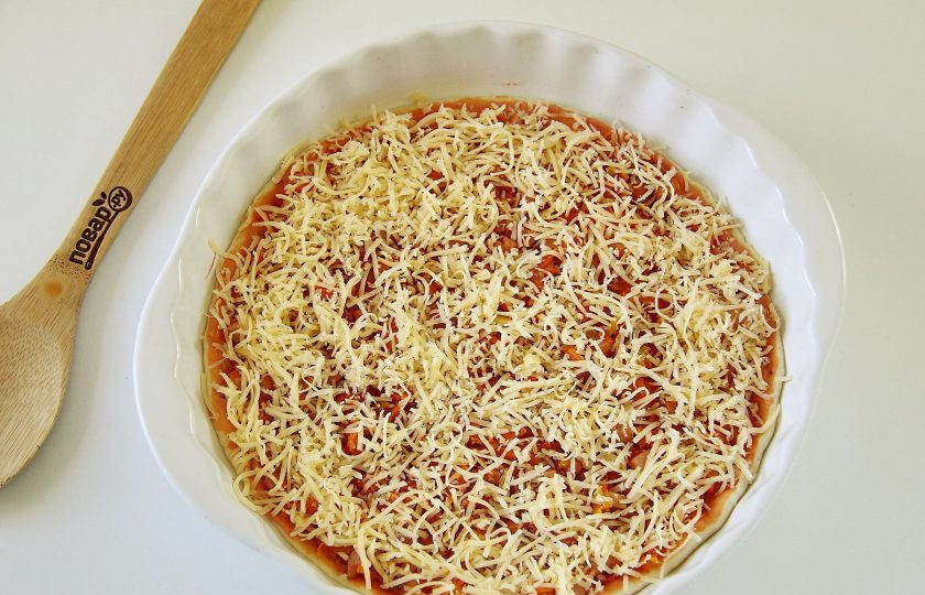 1. Этап. Пицца с морковью: Посыпьте все тертым сыром и запекайте пиццу при максимальной температуре около 7-10 минут.