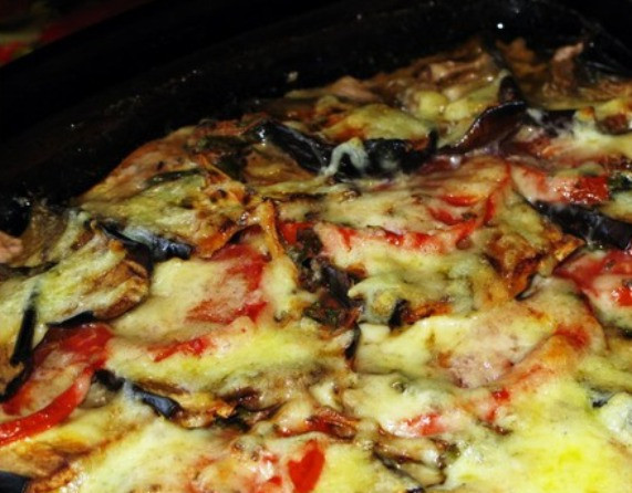 1. Этап. Мясо по-французски с баклажанами: Залейте форму смесью взбитого яйца с молоком и сырного соуса. Запекайте в разогретой до 200 градусов духовке в течение 1 часа 20 минут. За 10 минут до готовности посыпьте блюдо тертым сыром.