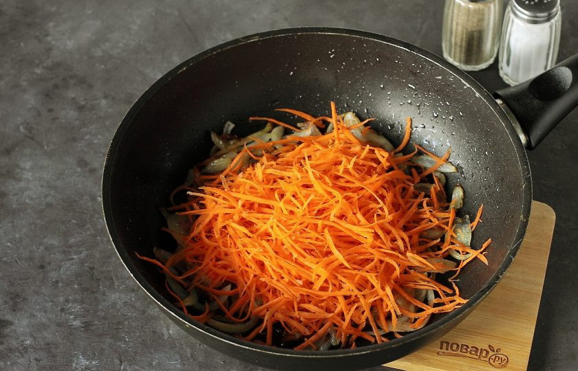 1. Этап. Салат с морковью и солеными огурцами: Добавьте тертую на терке для корейских салатов морковь.