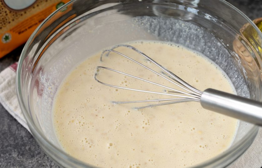 1. Этап. Блины без пшеничной муки: Взбейте тесто до однородности, оставьте в сторону минут на 20 минимум. Обязательно дайте рисовой и нутовой муке набухнуть.