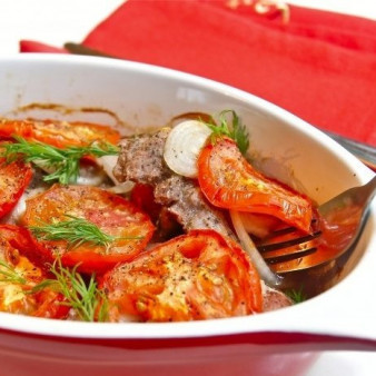 Мясо в духовке с помидорами