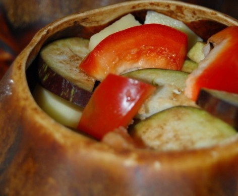 1. Этап. Сердце в горшочке: Теперь выкладываем в горшочек большой слой картошки, а потом баклажаны и перец.