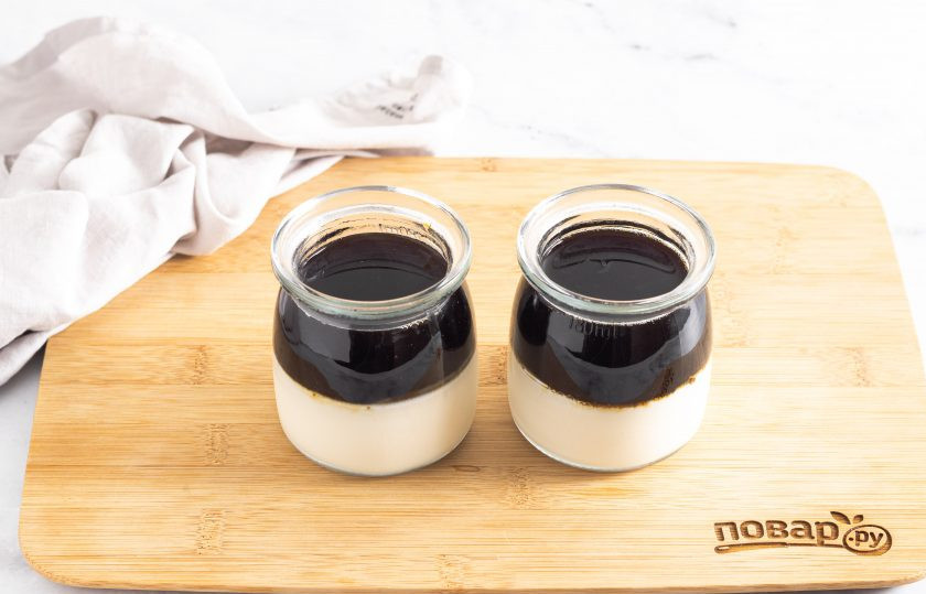 1. Этап. Кофейно-молочное желе: Разлейте горячую смесь сверху молочного желе. Слегка остудите при комнатной температуре и снова уберите в холодильник примерно на 1 час до полного застывания желе.