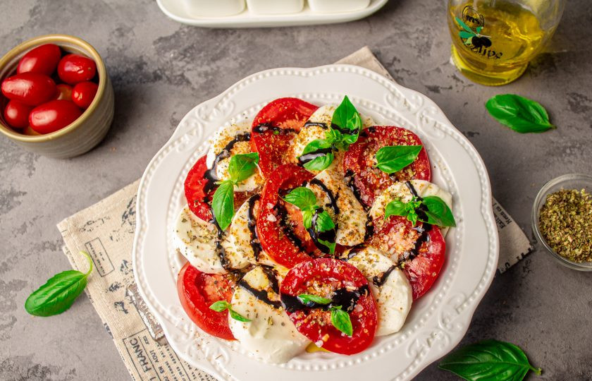 1. Этап. Закуска с сыром Моцарелла: Подавайте закуску сразу к столу. Приятного аппетита!