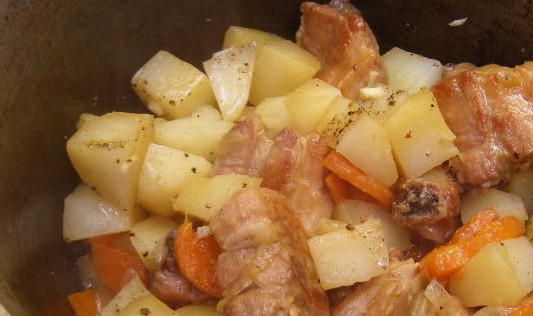 1. Этап. Свиные ребра, тушенные с картошкой: Добавьте измельченный чеснок, тушите с картофелем еще 10 минут.