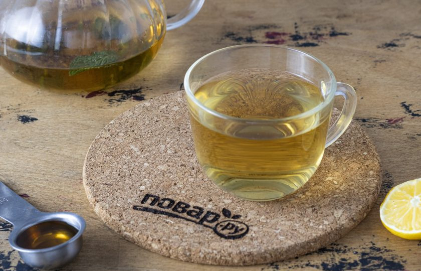 1. Этап. Чай из зверобоя: Перед подачей можно добавить лимонный сок и подсластитель по вкусу.