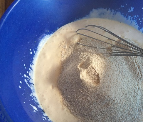 1. Этап. Амарантовый хлеб: 2. Дальше добавим пекарский порошок и творог. Опять перетираем до однородной массы, в последнюю очередь добавим муку, которую сделаем прямо перед готовкой. Это важно: из вежей муки хлеб получается пышным и вкусным!