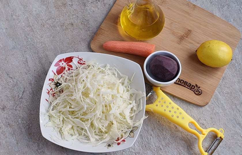 1. Этап. Салат Щетка: Капусту тонко нашинкуйте с помощью овощечистки и выложите в салатник.