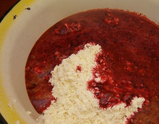 1. Этап. Творожно-ягодный торт: 5. Добавляем сахар и взбиваем до тех пор, пока крупинки не растворятся. Затем смешиваем взбитую ягодную массу с творогом.