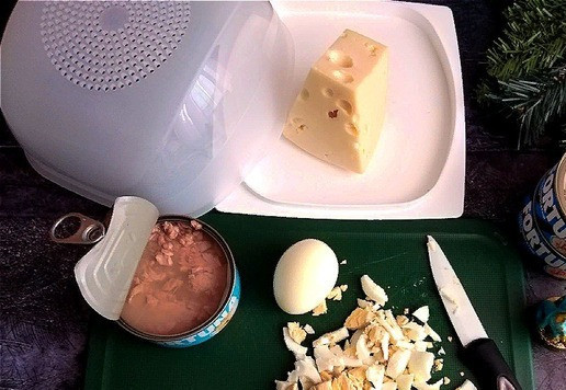 1. Этап. Кабачковая запеканка с тунцом: Делаем начинку для запеканки. Яйцо нужно отварить вкрутую. Можно это сделать заранее. Открыла баночку консервов. Яйцо мелко порубим.