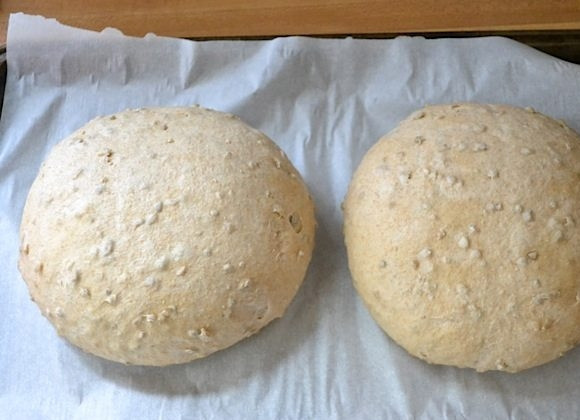 1. Этап. Хлеб с семечками: 10. Накройте тесто полотенцем и снова оставьте на 1,5-2 часа.