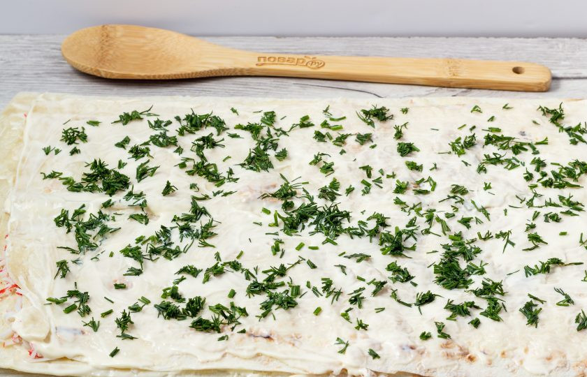 1. Этап. Завертон: Третий лаваш также укладываем сверху, смазываем майонезом и посыпаем укропом.