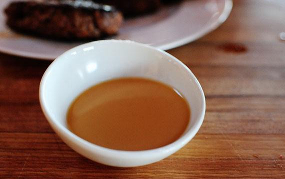 1. Этап. Говяжьи котлеты с луком: 6. Развести кукурузный крахмал небольшим количеством мясного бульона и добавить в соус. Готовить, пока соус немного не загустеет. Приправить соус солью и перцем. Добавить больше бульона, если необходимо.