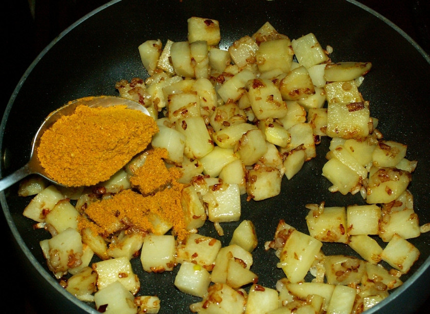 1. Этап. Тушеная картошка с цветной капустой: 5. Добавляем немного карри (хорошо раскрывает вкус овощей в этом блюде).