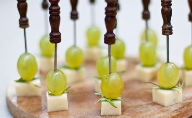 1. Этап. Канапе с сыром и виноградом: 3. Чтобы канапе с сыром и виноградом в домашних условиях сделать оригинальными можно использовать ароматные травы. Одним из таких вариантов является тархун. Послевкусие такой закуски удивит даже искушенных гурманов. К тому же, такие канапе смотрятся очень изысканно на столе.