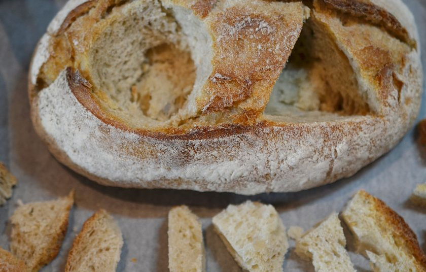 1. Этап. Сырный дип в батоне: В батоне вырежьте круг и треугольник. Вырезанный мякиш нарежьте на полоски.