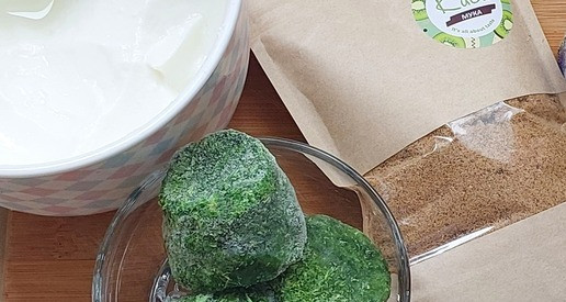 1. Этап. Шпинатный йогуртовый смузи: Мне нравится использовать в смузи замороженный шпинат. Далеко не всегда есть возможность покупать свежий, а замороженный в сыром виде не вкусен, а вот в смузи - вполне. Вкус добавляют порошок киви (кислинка) и протеиновая пищевая добавка, у меня тыквенный протеин с добавлением топинамбура и шпината. Я использую домашний густой йогурт и воду, если использовать питьевой, то можно взять йогурта больше и не добавлять воду.