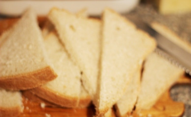 1. Этап. Гренки с яблоками: Берем кусочки хлеба и разрезаем их по диагонали или пополам.