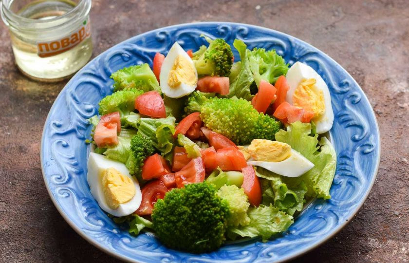 1. Этап. Салат из брокколи с яйцом и помидорами: Куриные яйца отварите 10 минут в кипящей воде, после остудите и почистите, нарежьте дольками и добавьте в салат. Добавьте в салат масло, соль и перец, по вкусу лимонный сок.