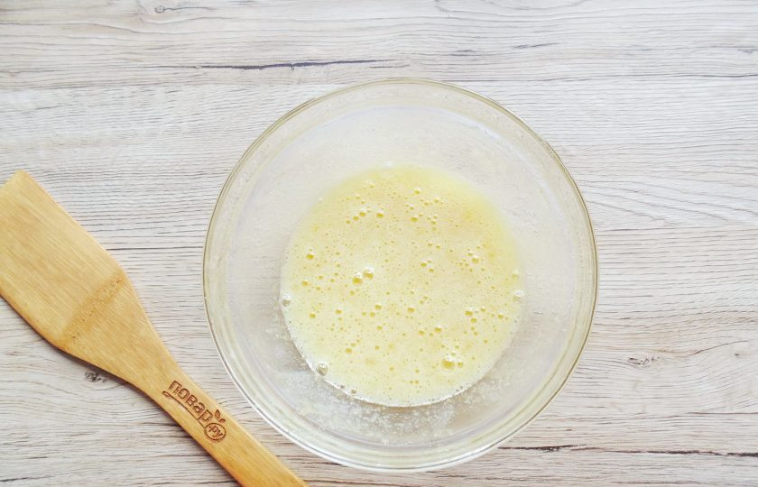 1. Этап. Медовик с вишней и сметанным кремом: Взбейте венчиком яйца с сахаром.