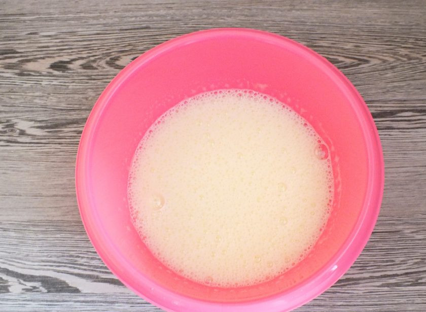 1. Этап. Пирог Три молока: Взбейте в течение 5 минут, постепенно увеличивая скорость. Яичная масса должна получиться белой и воздушной.