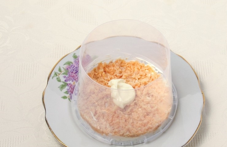 1. Этап. Салат Мимоза с рисом и сыром: 4. Открываю консервы и измельчаю их вилкой, укладываю их следующим слоем и снова смазываю майонезом.