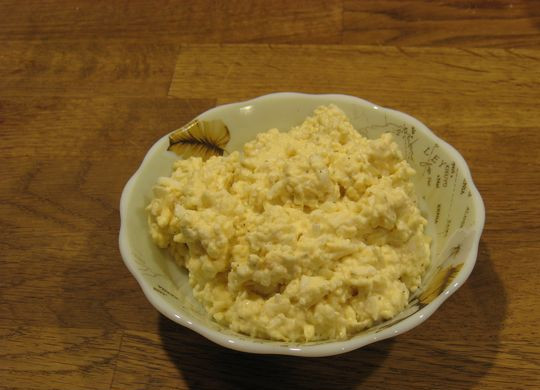 1. Этап. Лазанья с овощами с сыром: Тертый сыр смешайте с яйцами. Получается густая масса.