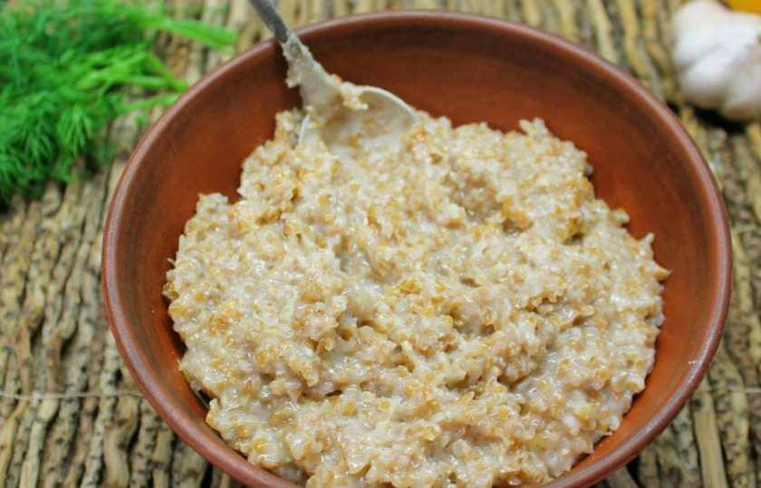 1. Этап. Пшеничные котлеты: 6. Пшеничную крупу промываем, заливаем водой и варим 15 минут. Затем, пшеничную кашу немного остужаем и выкладываем в миску.