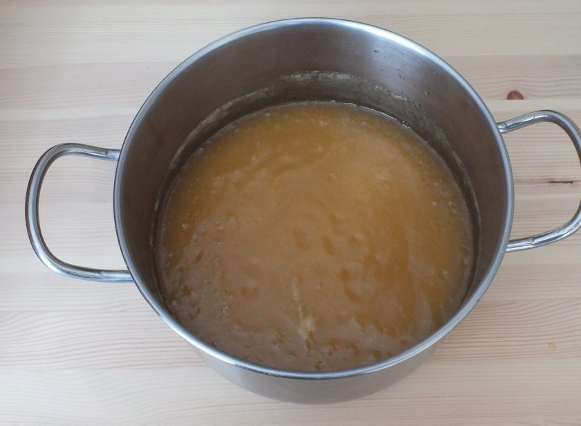 1. Этап. Яблочный джем с апельсинами: Далее снимите яблоки с огня. Если у вас очень сочные яблоки и образовалось много сока, то тогда откиньте их на дуршлаг (сок сохраните). Яблоки пробейте блендером или пропустите через мясорубку и после введите слитый сок. Перемешайте. Если же масса равномерно густая, пробейте блендером или пропустите через мясорубку. Верните на малый огонь и варите еще 20-30 минут.