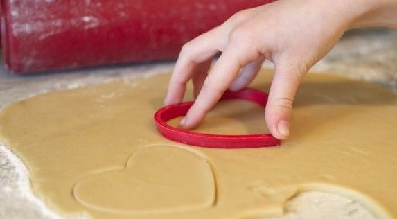 1. Этап. Печенье на день Валентина: 2. После тесто тонко раскатайте и вырежьте сердечки ножом или вырубками.