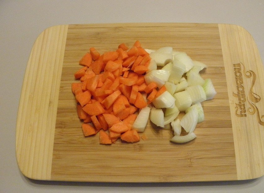 1. Этап. Тушеная говядина с черносливом: Лук и морковь порежьте небольшими кубиками. Не используйте терку, за длительное время тушения морковь просто потеряется.