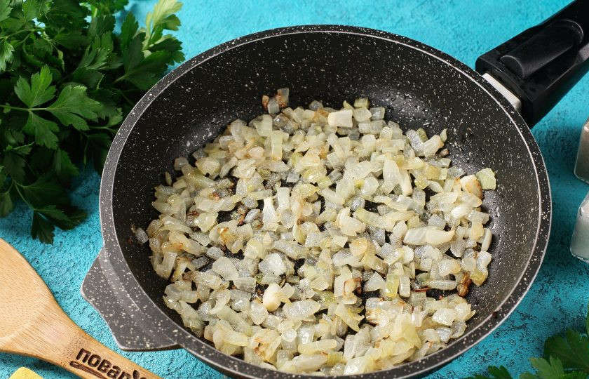 1. Этап. Вермишель с луком: Лук, периодически помешивая, обжарьте до готовности.