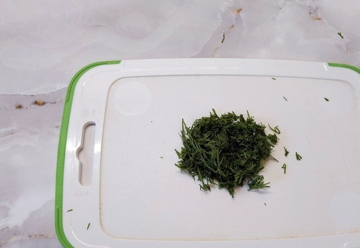 1. Этап. Треугольники из лаваша с начинкой: Укроп мелко нарезать.