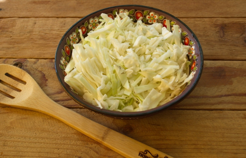 1. Этап. Борщ куриный: Нашинкуйте капусту.