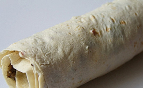 1. Этап. Лаваш с грибами и сыром: Плотно сворачиваем рулет, заворачиваем в пищевую пленку и убираем в холодильник на пару часов. Затем нарезаем красивыми кусочками и подаем к столу.