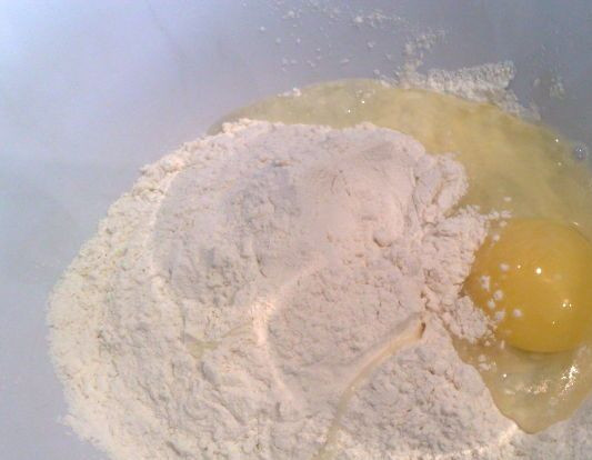 1. Этап. Торт с вареньем: 1. Проще рецепта выпечки я еще не встречала. Для этого пирога нам понадобится яйцо, мука, сода и варенье. Просеиваем муку, добавляем яйцо и гасим соду уксусом. Замешиваем тесто.